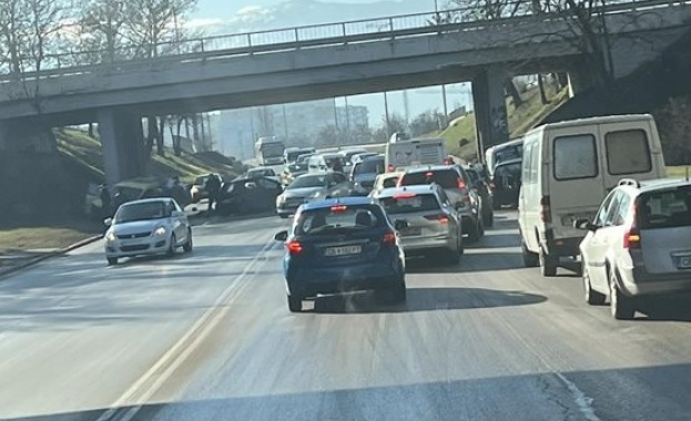 Тежка катастрофа в София, шофьор е в шоковата зала на „Пирогов” 