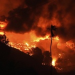 Силните ветрове разпалват отново пожарите в Лос Анджелис