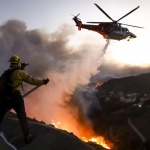 Лос Анджелис се подготвя за "екстремно време", подпомагащо пожарите