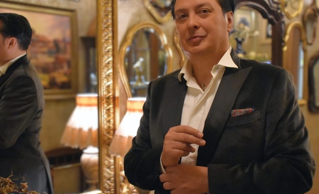 Васил Петров пя в дворец във Венеция, тръгва на грандиозно турне