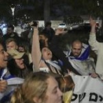 Първите трима израелски заложници, освободени от "Хамас", вече са в Израел