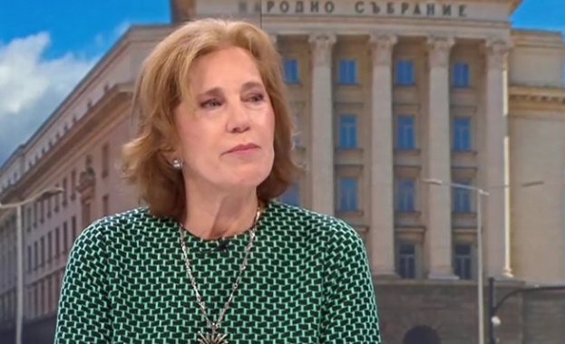 Елена Поптодорова: Нямам обяснение защо Тръмп не положи ръка върху Библията по време на клетвата, макар да рекламираше, че ще се закълне върху две библии 