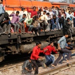 Най-малко 12 души загинаха при нелеп инцидент с влак в Индия