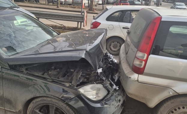 Катастрофа между две коли в столичния квартал Банишора съобщават очевидци