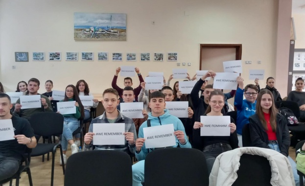 Център „Алеф“ и младите посланици на ЕС от Попово отбелязаха 80 години от освобождаването на Аушвиц