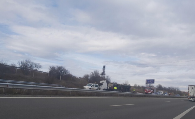 ТИР се обърна на „Струма”, шофьора загина, затиснат от товара (Обновена)