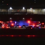 Пътнически самолет падна в река Потомак във Вашингтон след сблъсък с хеликоптер, има жертви