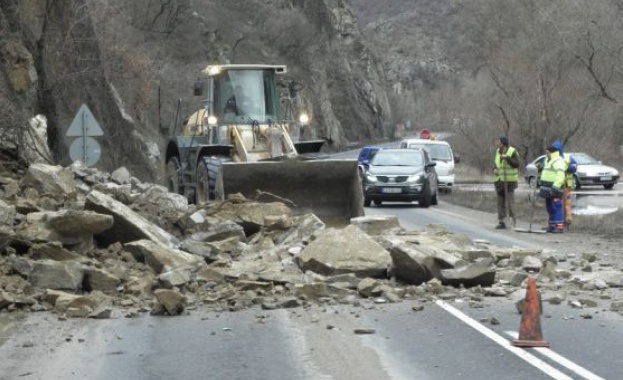Свлачище блокира изцяло движението през Кресненското дефиле по път I 1