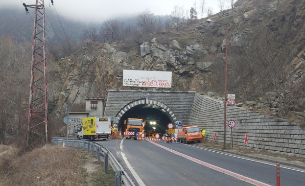 Затвориха тунела Кривия на пътя Симитли Кресна съобщиха от Агенция Пътна