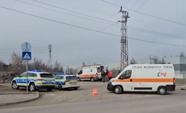 Кола блъсна четирима пешеходци на тротоар в Димитровград, пострада и 16-годишно бременно момиче (Обновена)