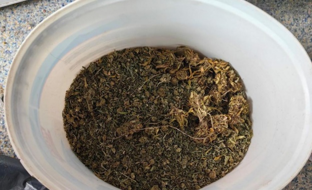 Иззеха близо килограм марихуана в Крън съобщиха от полицията На 15