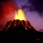 Вулканът Килауеа отново изригна, изхвърли над 76-метров стълб лава