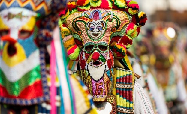 Звън на хлопки разтърсва днес Карловската долина с началото на