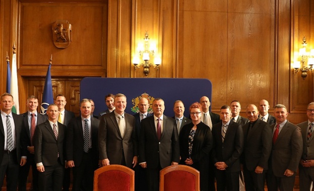 Заместник министърът на отбраната Радостин Илиев и заместник началникът на отбраната генерал лейтенант