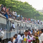Блъсканица на гара в Делхи взе най-малко 15 жертви, сред които и деца