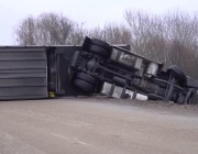 Тир се обърна в Прохода на Републиката, шофьорът е с положителна проба за алкохол