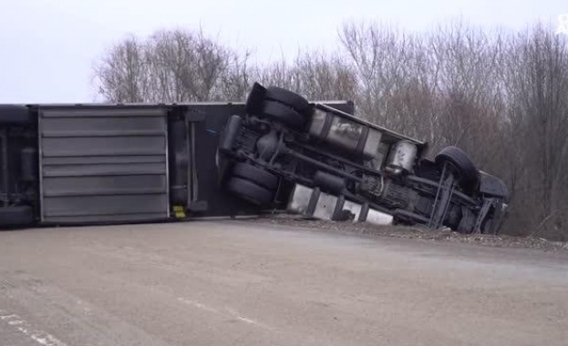 Тежка катастрофа между TИР и бус край Видин вчера взе