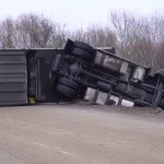 Тир се обърна в Прохода на Републиката, шофьорът е с положителна проба за алкохол