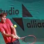 Динко Динев преодоля първия кръг на турнира по тенис от сериите "Чалънджър" в Конго