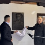 Община Етрополе и Красимир Ангелов дариха барелеф на Васил Левски на манастир „Света Троица“