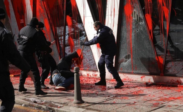 и Пеевски със стереотипни декларации под индиго срещу протеста Уплашени