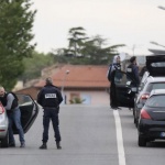 Един човек бе убит, а двама полицаи са ранени при нападение с нож във Франция