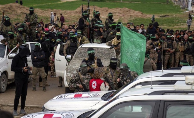 Радикалната палестинска групировка Хамас освободи още трима заложници от обявената