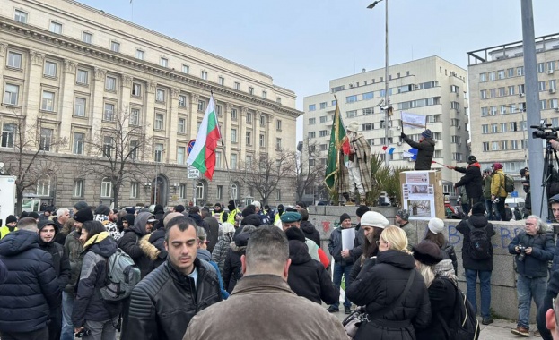 Транспортни работници излизат на протестно шествие в София Транспортни работници излизат на протестно шествие в София