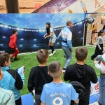 Стотици футболни фенове се срещнаха с Мартин Петров и купата на английската Висша лига в София