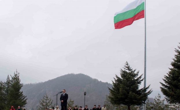 Трудна се оказа задачата да издигнеш българския флаг в града