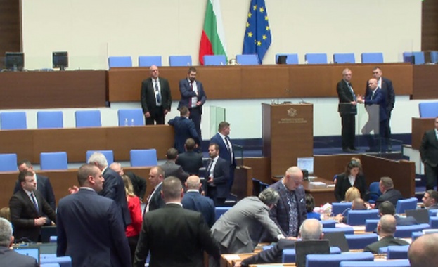 Работата на парламента беше блокирана за кратко Народните представители трябваше