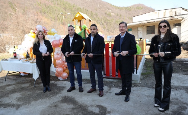 Кметът на Община Етрополе инж Владимир Александров откри нова детска