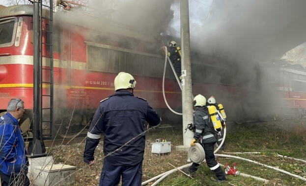 Локомотив на пътнически влак се е запалил на гарата в