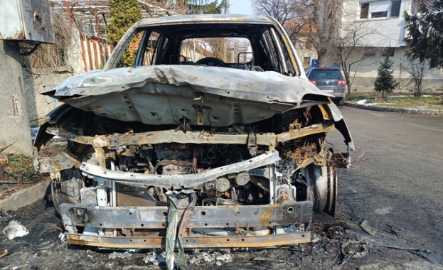 Запалиха два автомобила и един фургон на треньора по борба