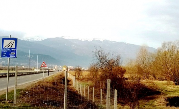 Завърши поставянето на предпазната оградна мрежа в участъка от път