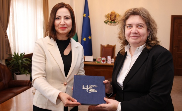 Председателят на Народното събрание Наталия Киселова разговаря с представителя на