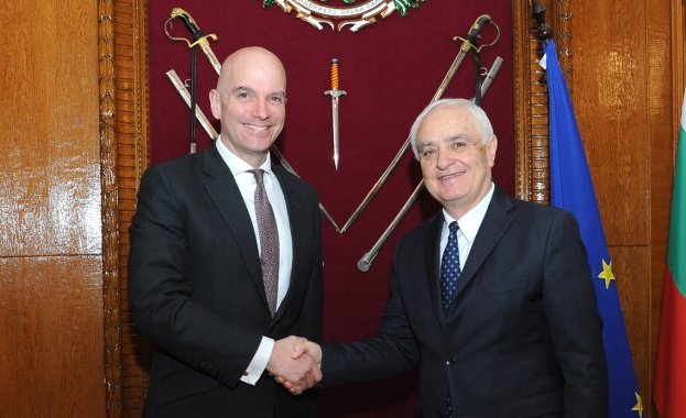 Министърът на отбраната Атанас Запрянов и посланикът на Обединеното кралство