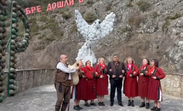 Българското село Забърдо посвети песен на Доналд Тръмп В нея