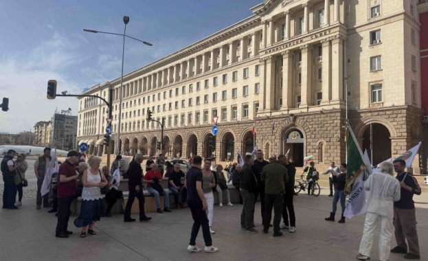 Протест с искане за пълно касиране на изборите се провежда