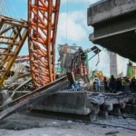 Пътна естакада в строеж се срути в Банкок, убивайки най-малко 5 души