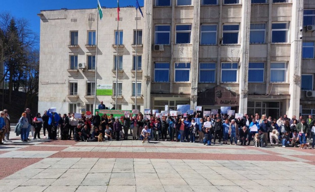 Протести срещу насилието над животни в няколко български града Протести срещу насилието над животни в няколко български града