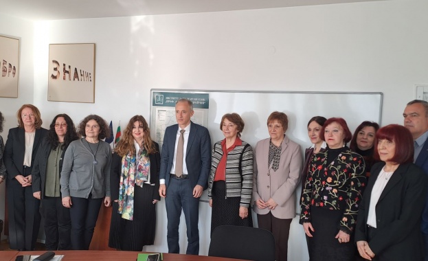 Промяна в учебните планове по хуманитарните дисциплини обсъди министър Красимир Вълчев с учени от БАН Промяна в учебните планове по хуманитарните дисциплини обсъди министър Красимир Вълчев с учени от БАН