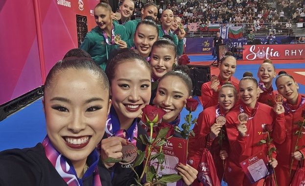 Медалистките от Световната купа по художествена гимнастика в София с „Victory Selfie“ от почетната стълбичка Медалистките от Световната купа по художествена гимнастика в София с „Victory Selfie“ от почетната стълбичка