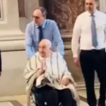 Папа Франциск се появи без традиционното си облекло в базиликата „Свети Петър“