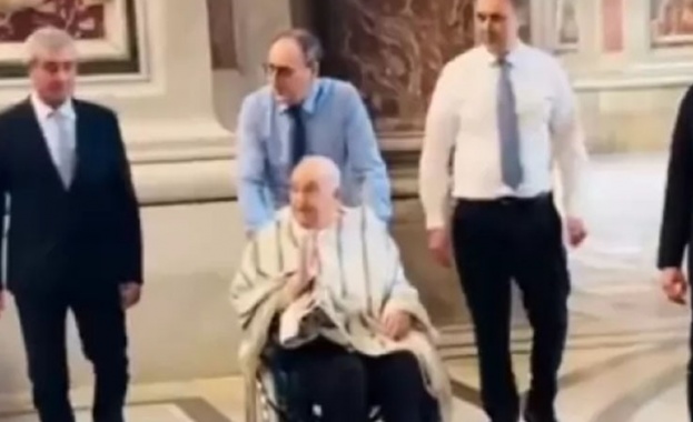 Папа Франциск се появи без традиционното си облекло в базиликата „Свети Петър“