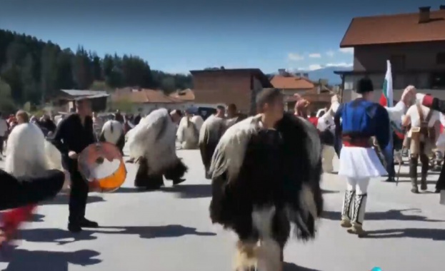 Кукери в село Елешница навръх Великден Открай време малкото селце