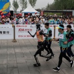 Хуманоидни роботи бягаха на полумаратон в Китай заедно със състезатели от плът и кръв