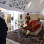 Днес е вторият ден от поклонението пред тленните останки на папа Франциск в базиликата „Св. Петър“ в Рим