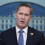 Съветникът на Тръмп Майк Уолц напуска поста си