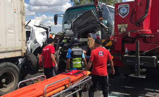 Десет души загинаха и други 37 бяха ранени при пътен